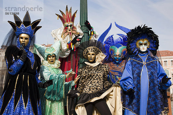 Maskierte Leute beim Karneval in Venedig  Venetien  Italien  Europa