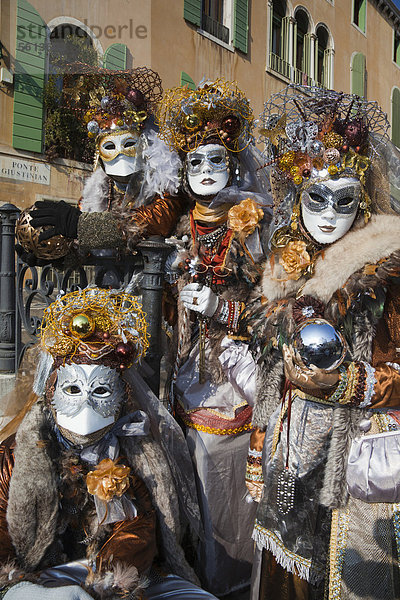 Maskierte Leute mit Weihnachtsschmuck auf dem Kopf  Karneval in Venedig  Venetien  Italien  Europa