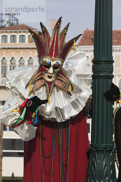 Maskierter Mann  Harlekin  Karneval in Venedig  Venetien  Italien  Europa