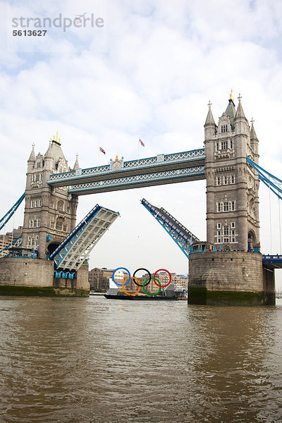 Riesige Olympische Ringe schwimmen auf der Theme unter der geöffneten Tower Bridge  um für die Olympischen Spiele 2012 in London zu werben  London  England  Großbritannien  Europa