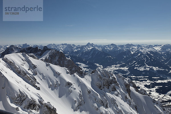 Blick vom Dachstein-Massiv auf Winterlandschaft im Ennstal  Steiermark  Österreich  Europa