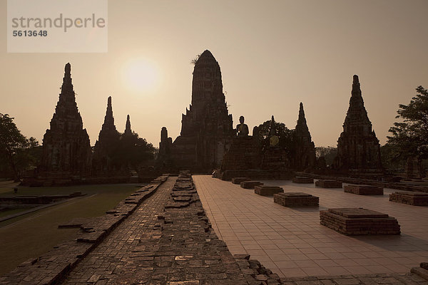 Tempel Wat Chaiwatthanaram bei Sonnenuntergang  Ayutthaya  Thailand  Asien