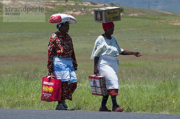 ƒltere Frauen tragen Lasten auf dem Kopf  Phuthaditjhaba  Freistaat  Südafrika  Afrika