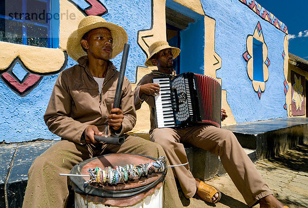 Traditionelle Musiker spielen Akkordeon und Trommel  Basotho Cultural Village  Golden Gate National Park  Freistaat  Südafrika  Afrika