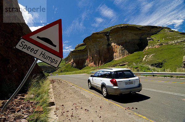 Auto auf der Straße  Warnschild Bodenschwellen  Mushroom Rock  Golden Gate National Park  Freistaat  Südafrika  Afrika