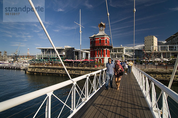 Menschen auf der Drehbrücke  Nelson Mandela Gateway  Clock Tower  Victoria & Alfred Waterfront  Kapstadt  Westkap  Südafrika  Afrika