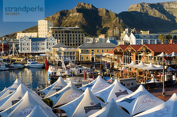 Boote  Straßencafes  Tafelberg  Victoria & Alfred Waterfront  Kapstadt  Westkap  Südafrika  Afrika