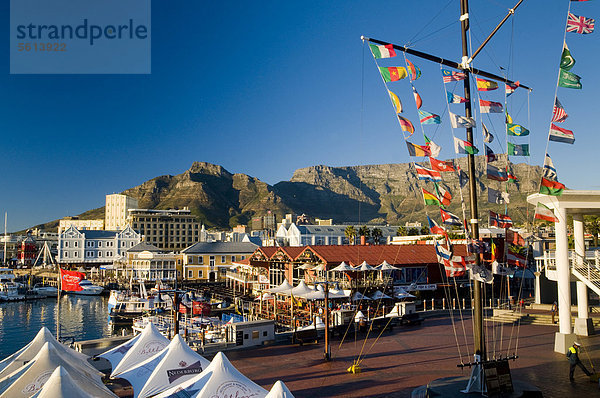 Bunte Fahnen  Boote  Straßencafes  Tafelberg  Victoria & Alfred Waterfront  Kapstadt  Westkap  Südafrika  Afrika