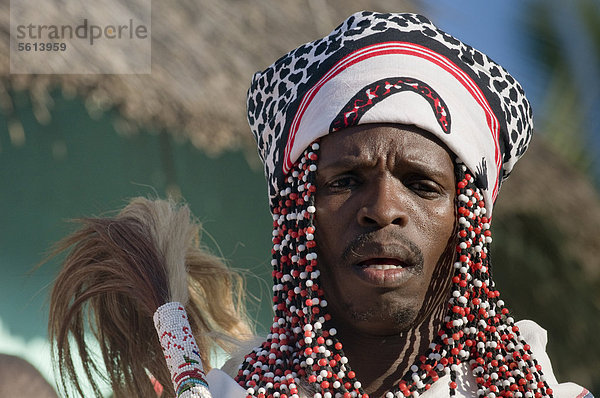 Traditionell gekleideter Xhosa Mann  Porträt  beim Sangoma oder Zauberdoktor-Fest  Wildcoast  Ostkap  Südafrika  Afrika