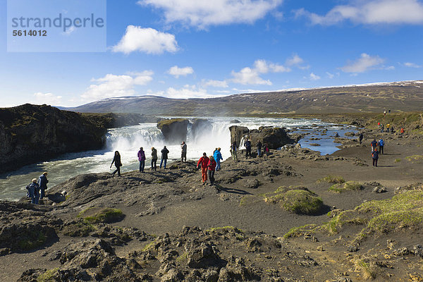 Touristen am Godafoss  dem Götter-Wasserfall  Island  Nordeuropa  Europa