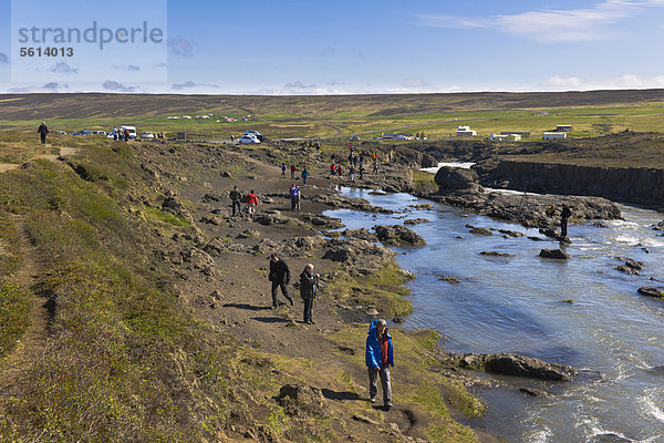 Touristen am Unterlauf des Godafoss  des Götter-Wasserfalls  Island  Nordeuropa  Europa