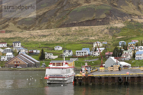 Hafen und Ort Siglufjördur  Island  Nordeuropa  Europa