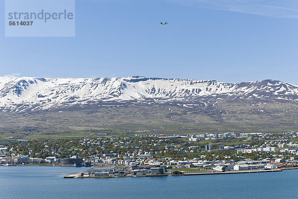 Blick über den Eyjafjördur auf Akureyri  Island  Nordeuropa  Europa