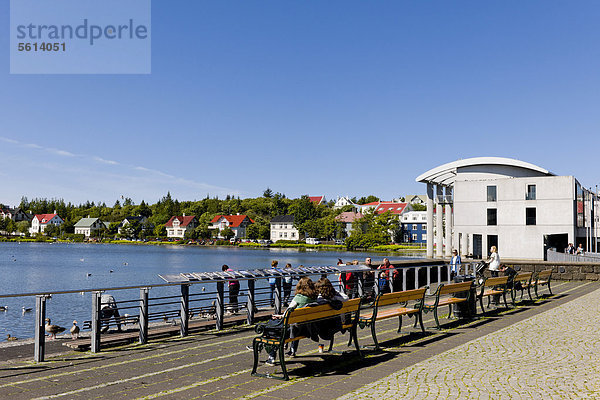Bänke am Stadtsee Tjörnin mit dem Rathaus  Reykjavik  Island  Nordeuropa  Europa