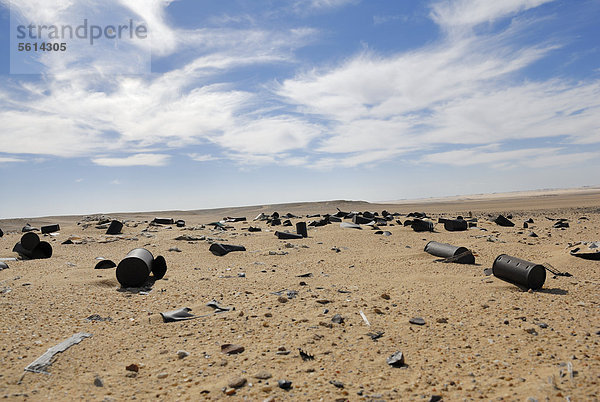 Verrostete Konservendosen in Wüste zwischen Al Fayoum Oase und Bahariya Oase  Libysche Wüste  ƒgypten  Afrika