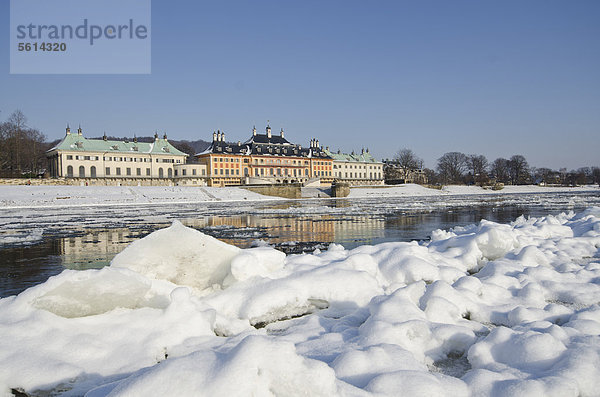 Die fast zugefrorene Elbe  ein seltenes Phänomen  das einen spektakulären Blick auf die Stadt verleiht  Pillnitz  Dresden  Sachsen  Deutschland  Europa