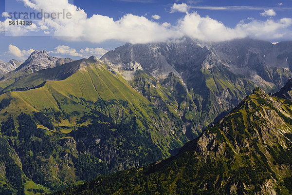 Blick vom Fellhorn nach Südosten  vorne rechts Schartenkopf  Mitte links Wildengrundkopf  hinten links Kratzer  wolkenbedeckt die Mädelegabel  Oberstdorf  Allgäu  Bayern  Deutschland  Europa  ÖffentlicherGrund