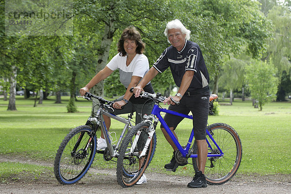 ƒlteres Ehepaar mit Fahrrädern in einem Park  Erfurt  Thüringen  Deutschland  Europa
