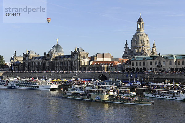 Stadtfest Dresden  Terrassenufer und Brühlsche Terrasse  Elbe mit Schiffen  Heißluftballon am Himmel  hinten Frauenkirche  Freistaat Sachsen  Deutschland  Europa