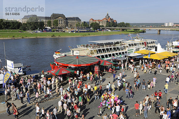 Stadtfest Dresden  Terrassenufer  Elbe mit Schiffen  Freistaat Sachsen  Deutschland  Europa