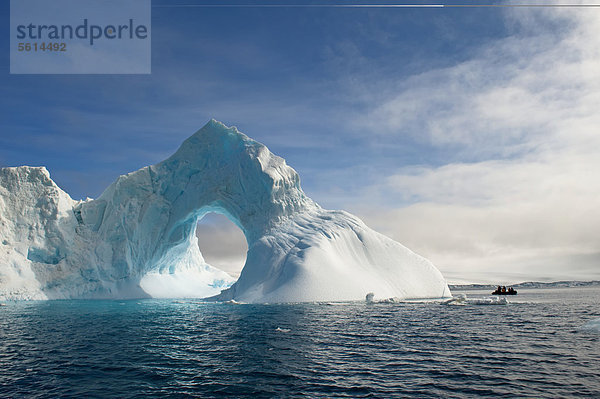 Natürlicher Eis-Bogen in einem Eisberg  Antarktische Meerenge  Antarktische Halbinsel  Antarktis