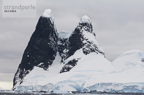 Berge und Eisschollen  Lemaire-Kanal  Antarktische Halbinsel  Antarktis