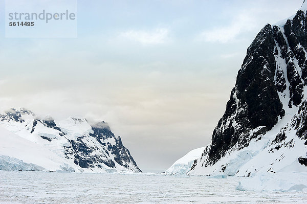 Berge und Eisschollen  Lemaire-Kanal  Antarktische Halbinsel  Antarktis