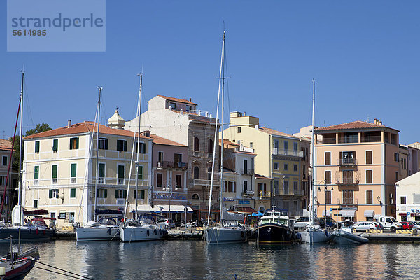 Hafen der Stadt Maddalena im Parco Nazionale dell' Arcipelago di La Maddalena  Nationalpark Maddalena Archipel  Sardinien  Italien  Europa