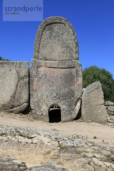 Tomba dei Giganti  Coddu Vecchiu  Arzachena  Nuraghenkultur  Megalithanlage  Hünengrab  Costa Smeralda  Sardinien  Italien  Europa
