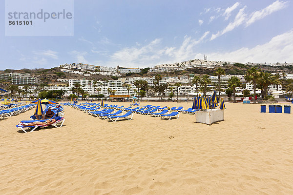 Sonnenliegen am Strand  Playa Armadores  Puerto Rico  Gran Canaria  Kanarische Inseln  Spanien  Europa  ÖffentlicherGrund