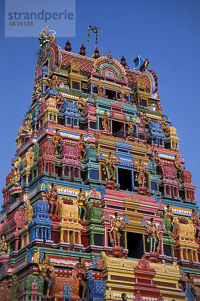 Bunter hinduistischer Tempelturm oder Gopura  bei Karaikudi  Chettinad  Tamil Nadu  Südindien  Indien  Asien