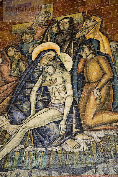 Christliches Motiv  gemalt auf Wandfliesen aus Keramik  Fatimakirche  Fatima  Portugal  Europa