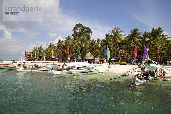 Auslegerboote mit Tagesausflüglern auf der Insel Pandan Island  Honda Bay  Puerto Princesa  Insel Palawan  Philippinen  Asien
