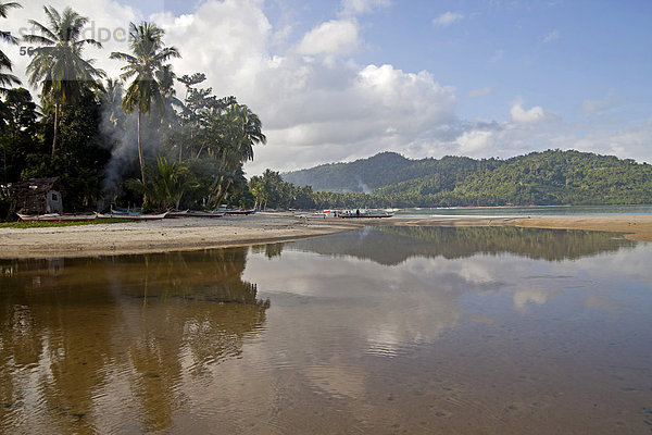 Flussmündung und Ebbe am Sandstrand von Port Barton  Insel Palawan  Philippinen  Asien
