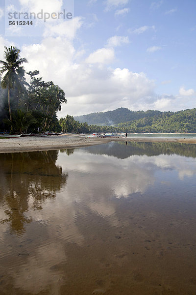 Flussmündung und Ebbe am Sandstrand von Port Barton  Insel Palawan  Philippinen  Asien