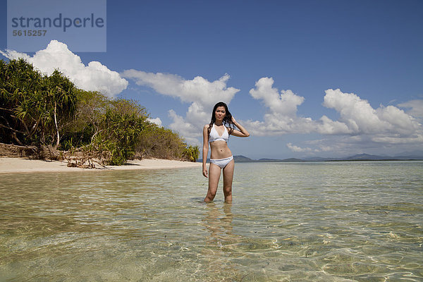 Junge hübsche Asiatin im Bikini am Traumstrand auf der Insel Pandan in der Honda Bay vor Puerto Princesa  Insel Palawan  Philippinen  Asien