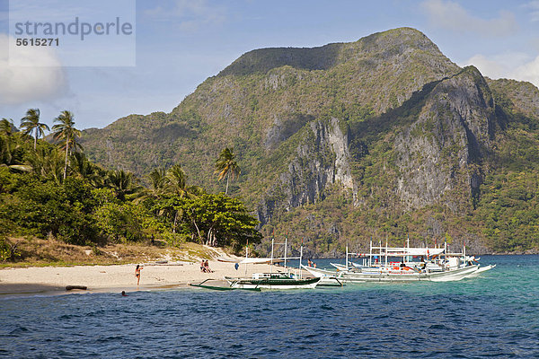 Auslegerboote am Sandstrand von Helicopter Island  Bacuit Archipel  El Nido  Palawan  Philippinen  Asien