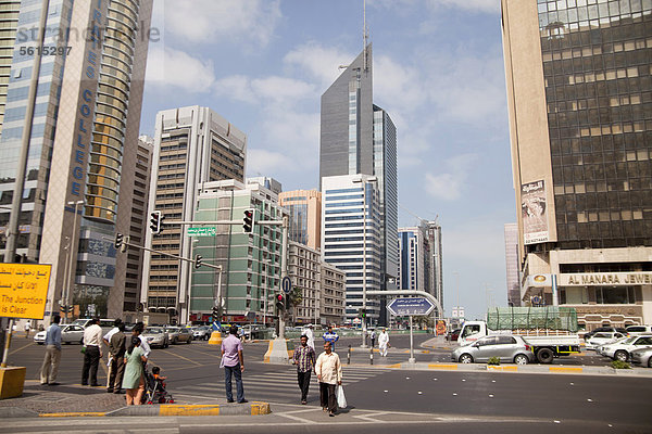 Autobahnkreuz Vereinigte Arabische Emirate VAE Straße groß großes großer große großen Asien Innenstadt Straßenverkehr