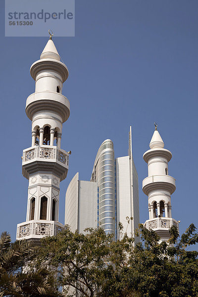 Minarette und moderne Hochhäuser in Abu Dhabi  Vereinigte Arabische Emirate  Asien
