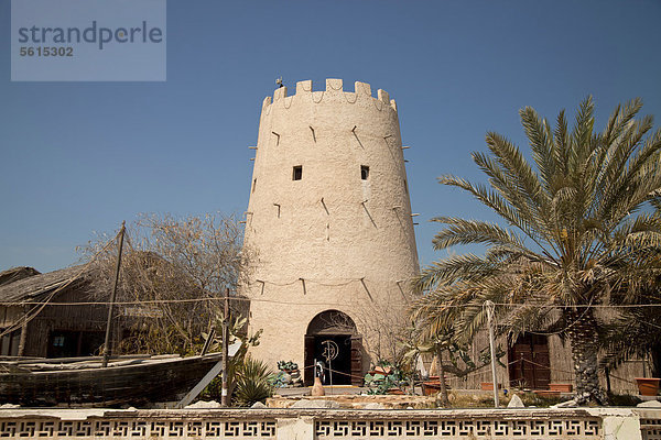 Traditioneller Lehmturm am Heritage Village  Abu Dhabi  Vereinigte Arabische Emirate  Asien