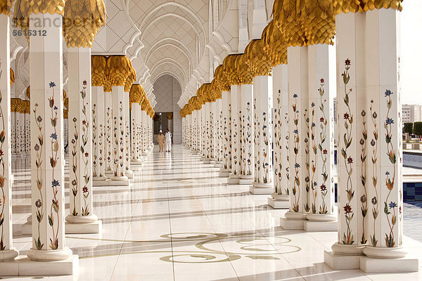 Säulengang in der Sheikh Zayed Moschee in Abu Dhabi  Vereinigte Arabische Emirate  Asien