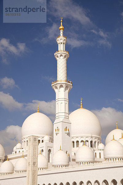 Minarett und Kuppeln der Sheikh Zayed Moschee in Abu Dhabi  Vereinigte Arabische Emirate  Asien