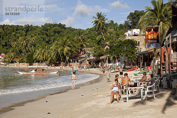 Strandbar und Touristen am Strand von El Nido  Palawan  Philippinen  Asien