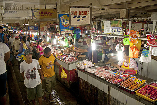 Verkaufsstände der Metzger mit ihrem Fleisch auf dem Markt in der Hauptstadt Puerto Princesa  Insel Palawan  Philippinen  Asien