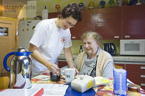 Ambulante Pflege des Deutschen Roten Kreuzes  Pflegeschwester Anke Lehmann bereitet das Frühstück für eine Herzinfarktpatientin  Treuenbrietzen  Brandenburg  Deutschland  Europa
