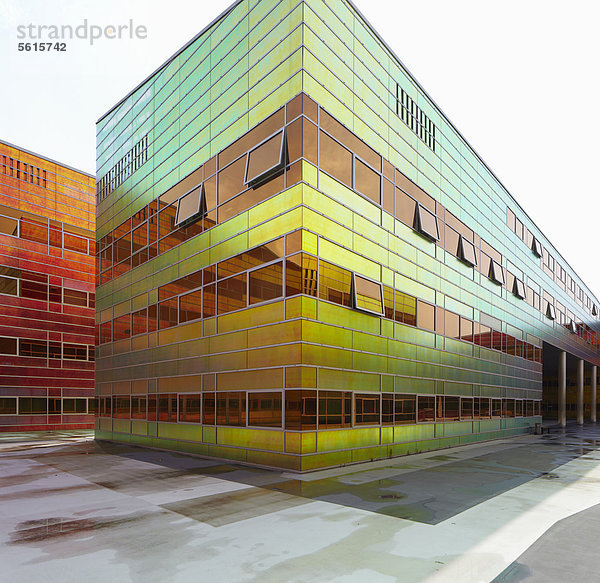 Bürokomplex mit irisierender Oberflächenbeschichtung in Almere  Niederlande  Europa  nur für redaktionelle Verwendungen
