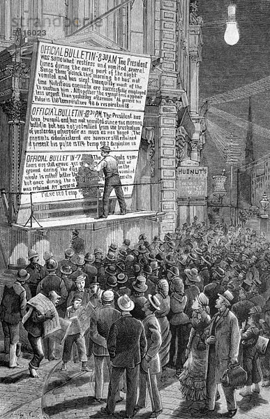 Veröffentlichung der Bulletins über den Zustand des Präsidenten Garfield vor dem Büro des New York Herald  historische Illustration  Holzstich  ca. 1888