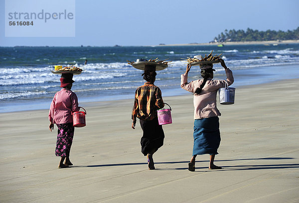 Drei Verkäuferinnen am Strand von Ngwe Saung Beach  Myanmar  Birma  Burma  Südostasien  Asien