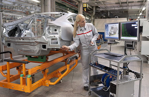 Eine Audi-Mitarbeiterin kontrolliert mittels eines Sensors die von Robotern gesetzten Schweißpunkte an einer Karosserie  im Audi-Werk Ingolstadt  Bayern  Deutschland  Europa