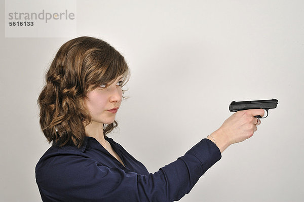 Junge Frau  20 Jahre  mit Pistole